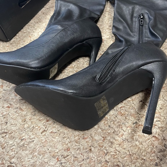 Over the knee boots - Picture 3 of 5